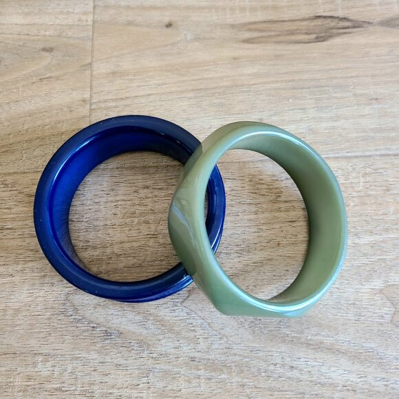 2 plastic chunky bangles. - Picture 2 of 9